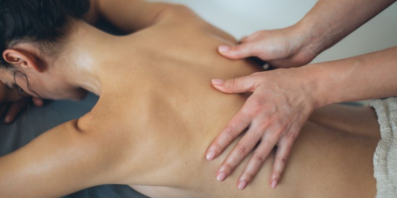 hátmasszázst végez a masszőr